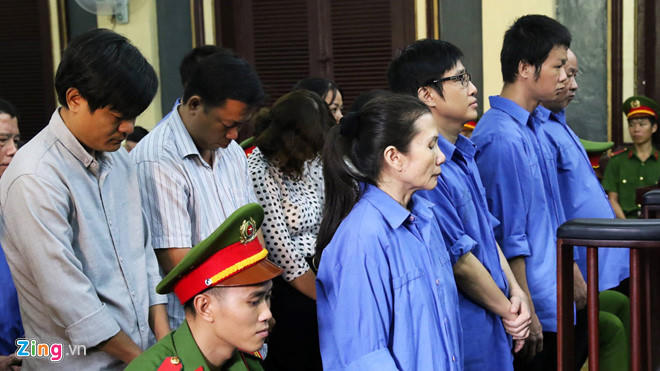 Các bị cáo đứng nghe tuyên án. Ảnh: Kỳ Hoa.
