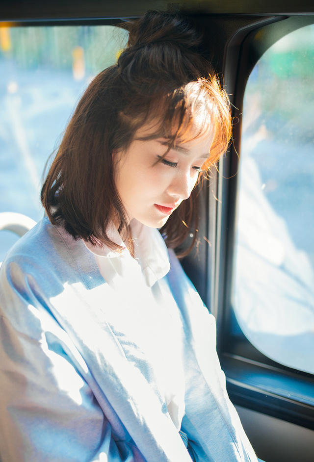 C&ocirc; tốt nghiệp đại học t&agrave;i ch&iacute;nh Marketing khoa Ngoại ngữ ng&agrave;nh Tiếng Anh thương mại. Ngo&agrave;i th&ocirc;ng thạo tiếng Anh, Vy c&ograve;n n&oacute;i được tiếng H&agrave;n Quốc.