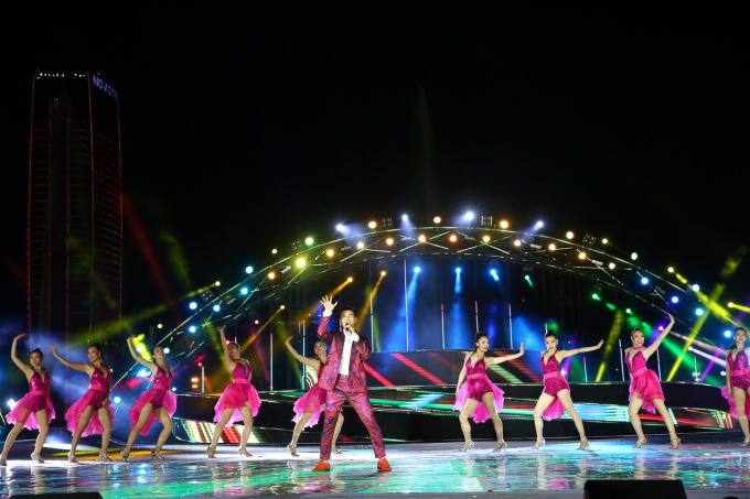 Hội ngộ hàng loạt các gương mặt trẻ được yêu thích nhất hiện nay như Uyên Linh, Văn Mai Hương, Hoàng Quyên, Mai Tiến Dũng… “Nhịp cầu Khát vọng” đã “chiêu đãi” hàng vạn khán giả một chương trình nghệ thuật mới lạ và vô cùng đặc sắc.