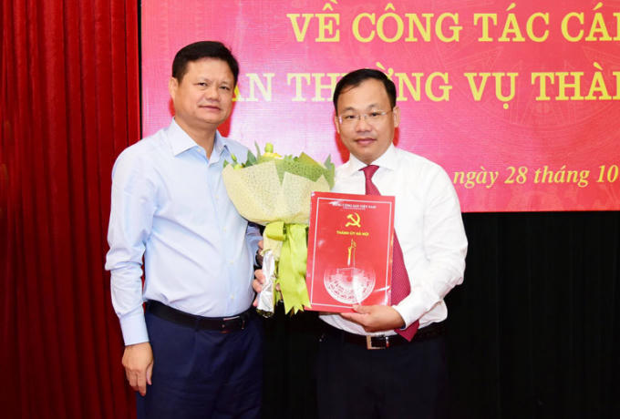 Trưởng ban Tổ chức Thành ủy Vũ Đức Bảo trao quyết định cho đồng chí Lương Chí Công.