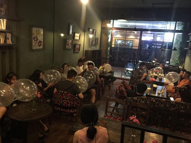 Khách sử dụng bóng cười tại quán cafe A.
