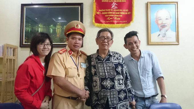 Đội CSGT số 1 gi&uacute;p đỡ kh&aacute;ch nước ngo&agrave;i bị lạc đo&agrave;n tụ với gia đ&igrave;nh.