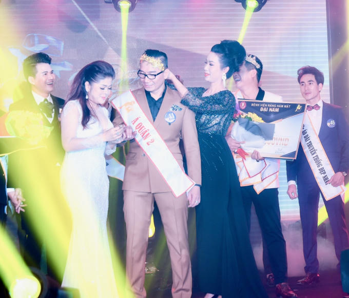 Á hậu Trịnh Kim Chi diện váy xẻ hút mắt đi chấm thi Quý ông lịch lãm