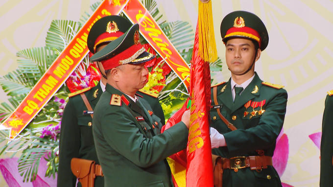 Trung ướng Nguyễn Quang Ngọc, Ủy viên Trung ương Đảng, Ủy viên Quân ủy Trung ương, Tư lệnh Quân khu 3 trao tặng Huân chương Bảo vệ Tổ quốc hạng Ba cho lực lượng vũ trang TP Hải Phòng.