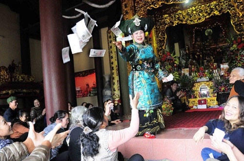 Một cảnh hầu đồng được cho là biến tướng, mang màu sắc mê tín dị đoan Ảnh: CUNG MINH.