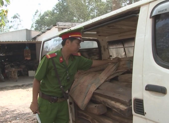 Lực lượng chức năng kiểm tra xe.