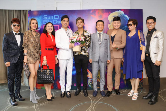 Nam ca sĩ hạnh phúc trong ngày ra mắt MV với sự góp mặt của đông đảo người thân, bạn bè.