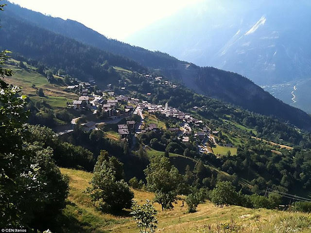 Albinen hiện chỉ c&oacute; 240 người sinh sống, 7 đứa trẻ của Albinen h&agrave;ng ng&agrave;y phải đi xe bu&yacute;t sang thị trấn b&ecirc;n cạnh để đi học, bởi ng&ocirc;i trường của Albinen đ&atilde; bị đ&oacute;ng cửa do c&oacute; qu&aacute; &iacute;t học sinh.