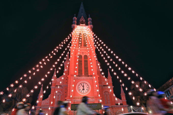 Nằm ở trung tâm thành phố, Nhà thờ Tân Định thu hút nhiều bạn trẻ và du khách ngoại quốc bởi màu sơn hồng và nét kiến trúc cổ kính hơn 100 năm. Gần đến Noel, nhà thờ lung linh hơn khi những ngôi sao sáng rực về đêm.