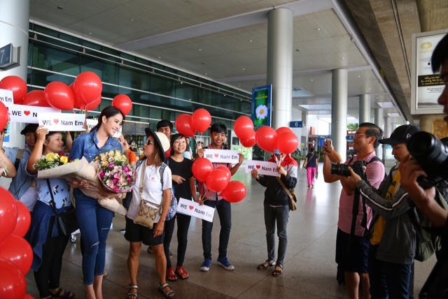 Nam Em tự h&agrave;o vẫy &ldquo;cờ đỏ sao v&agrave;ng&rdquo;, c&ugrave;ng fan h&ocirc; to &ldquo;Việt Nam, Việt Nam&rdquo; tại s&acirc;n bay