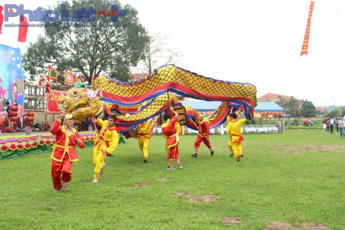 Múa Rông chào mừng ngày hội. (Ảnh: Đức Biên)