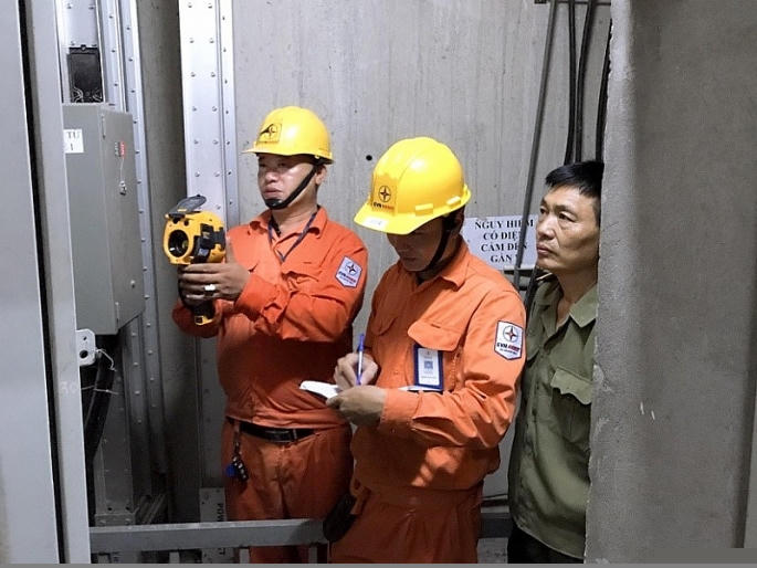 Phối hợp cùng đại diện khách hàng chung cư cao tầng kiểm tra tình hình vận hành của hệ thống điện