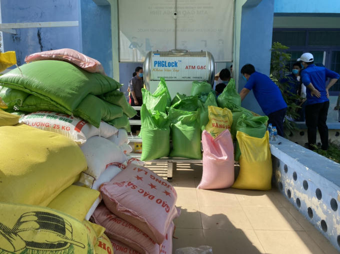 Rất nhiều mạnh thường quân hỗ trợ, đóng góp gạo cho chương trình.