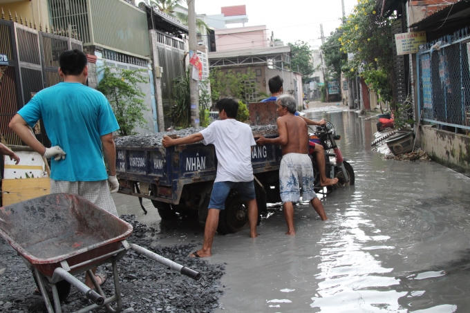 Đá dăm được người dân góp tiền vào mua, sau đó tự bỏ công sức ra để nâng cao các con đường hẻm.