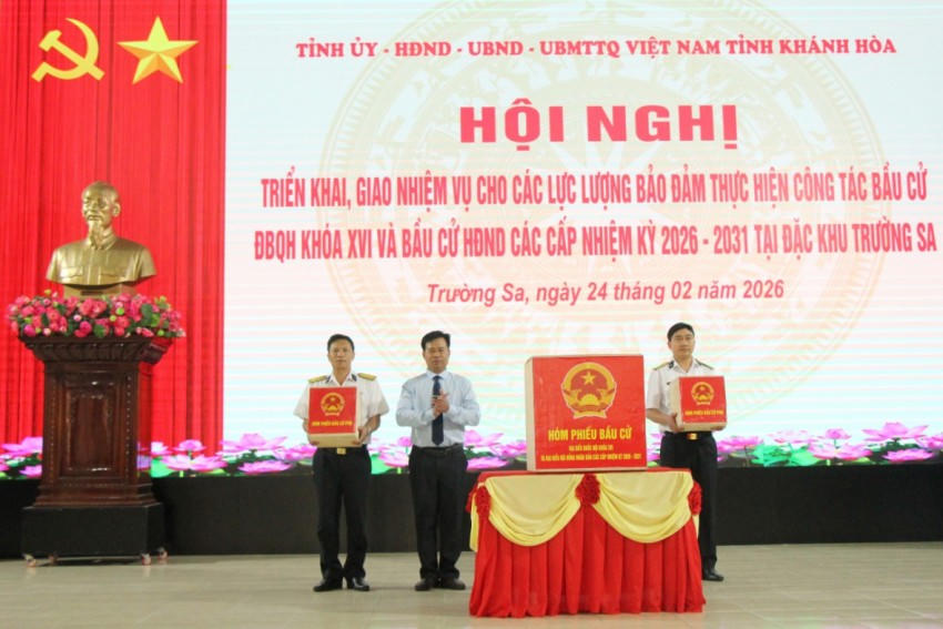 Chủ tịch UBND đặc khu Trường Sa trao hòm phiếu và vật chất bầu cử cho đoàn công tác mang ra các đảo thực hiện bầu cử