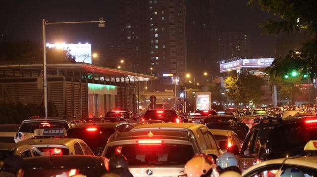 Những hình ảnh ô tô tham gia giao thông đi thành hàng 3, hàng 4 thường chiếm trọn lòng đường, người đi xe máy phải đi lên vỉa hè xuyên diễn ra trên cung đường này. Hình ảnh ghi nhận tại nút giao thông Lê Văn Lương - Hoàng Đạo Thuý.