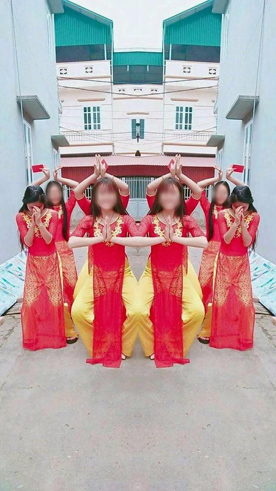 Ơ kìa thế còn cô bạn bên phải mất đâu rồi.