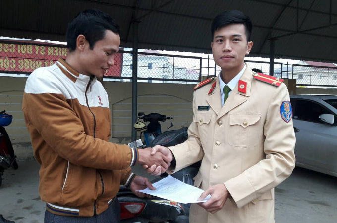 Lực lượng CSGT Công an TP Vinh tiến hành trao trả lại chiếc xe cho anh Nguyễn Quang Nhật.