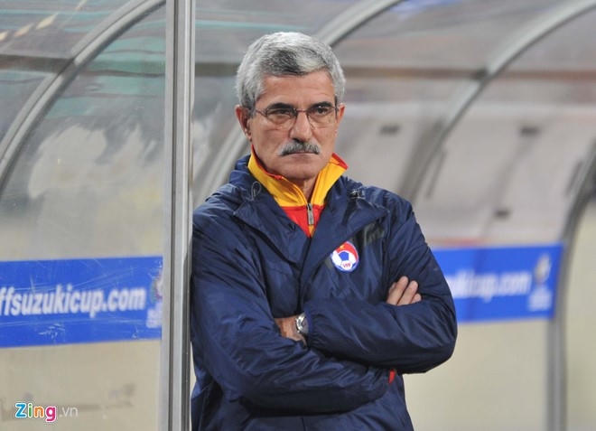 HLV Calisto chia tay ĐT Việt Nam sau thất bại tại bán kết AFF Cup 2010. Ảnh: Quốc Bảo.