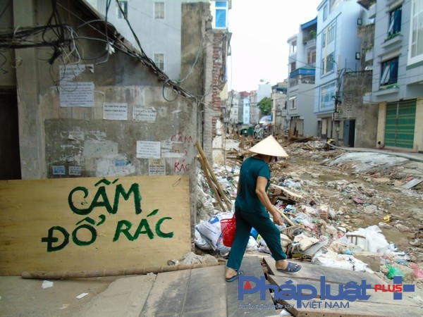 Dù đã có các biển báo cấm đỗ rác nhưng rác vẫn tràn ngập khắp nơi.