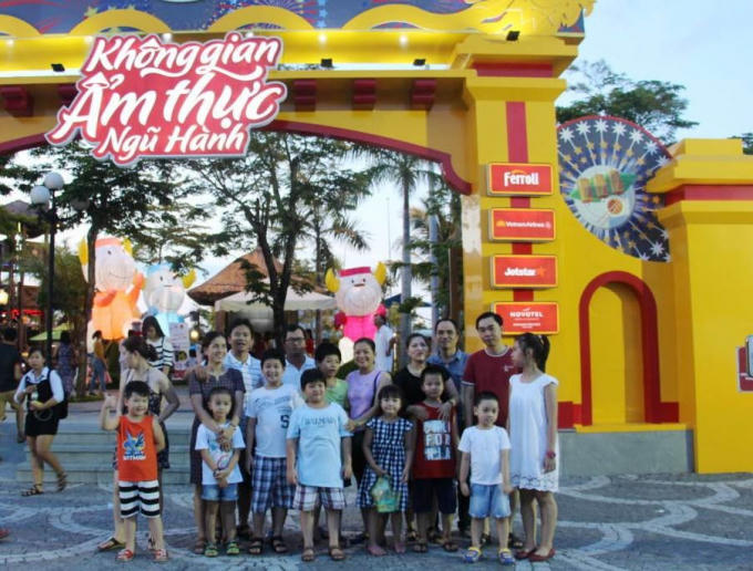 Nhiều đoàn khách từ người già tới trẻ em hào hứng cùng nhau tới khám phá Không gian ẩm thực phong phú và hấp dẫn bậc nhất Đà Nẵng hiện nay.