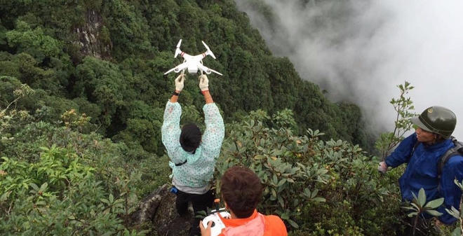 Thành viên đội cứu hộ phải dùng fly cam để quan sát (ảnh nhân vật cung cấp).