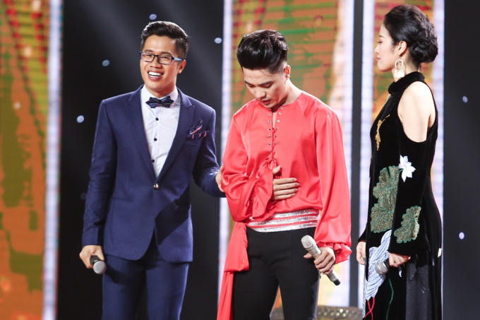 B&aacute;n kết Thần tượng Bolero 2017: Hot boy nh&agrave; Lệ Quy&ecirc;n khiến HLV bỏ ghế n&oacute;ng, nằm d&agrave;i tr&ecirc;n s&acirc;n khấu