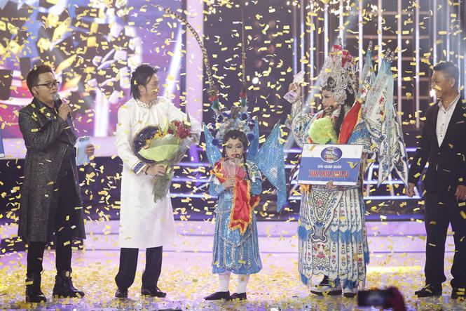 Nghệ sĩ Lê Giang và bé Mai Chi đã xuất sắc giành ngôi quán quân. Ảnh Trung Dung