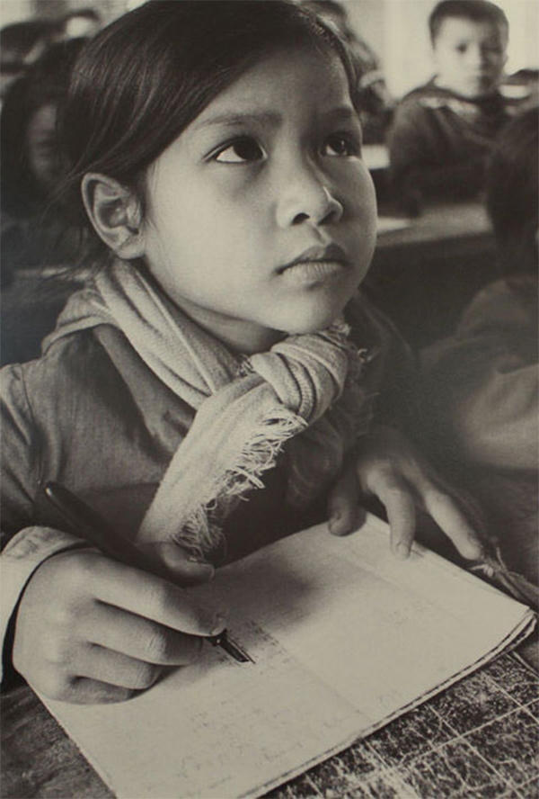 C&ocirc; học tr&ograve; với &aacute;nh mắt trong veo đang chăm ch&uacute; nghe giảng.