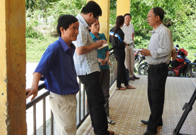 Lãnh đạo trường Buôn Ngô A, trường Tiểu học xã Hòa Phong,huyện Krông Bông đang trao đổi với phóng viên