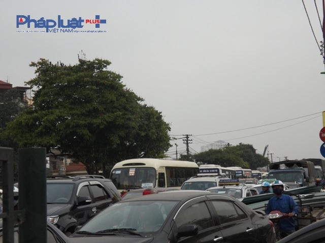 Lượng phương tiện vận tải là ô tô chiếm đa số trên tuyến đường này.