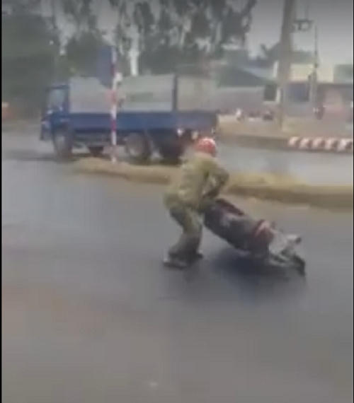 Các phương tiện giao thông khi lưu thông qua đoạn đường này chỉ cần hơi sơ sảy là có thể bị ngã bất cứ lúc nào. (Ảnh cắt từ clip).