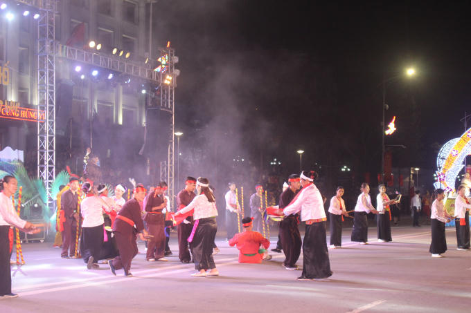 Chương trình với nhiều sắc màu văn hóa, diễn xướng dân gian đặc trưng như: Múa nón Sai Nga (huyện Cẩm Khê), đi Cà kheo của dân tộc Cao Lan (huyện Đoan Hùng), Trò Trám của xã Tứ Xã (huyện Lâm Thao), Rước voi Đào Xá (huyện Thanh Thủy), múa Lập Tĩnh (huyện Tân Sơn)… đã tạo nên sự đa dạng, rực rỡ sắc màu văn hóa của vùng Đất Tổ.