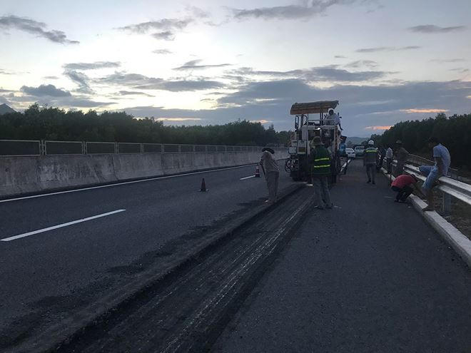 Các vị trí Km 26, km27 và km45, 46 đang được cào lớp vá trước đó