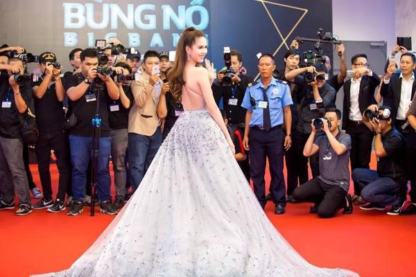Ngọc Trinh cười rạng rỡ chào khách  trên thảm đỏ.