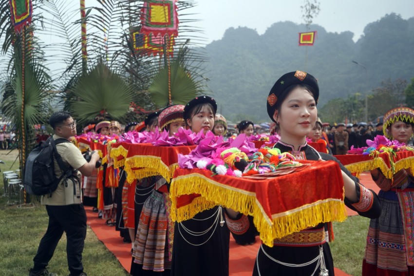 Mỗi người con gái mặc trên mình những trang phục đại diện cho mỗi dân tộc thiểu số trên địa bàn.