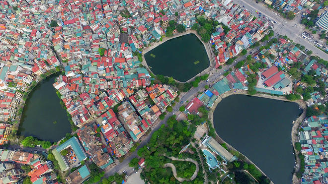 Các hồ Quang Trung (rộng 1,1 ha), Quỳnh (rộng 0,7 ha) nằm gần hồ Thanh Nhàn (rộng 7,6 ha) giúp điều hòa cảnh quan, không khí cho nơi có mật độ dân cư lớn như quận Hai Bà Trưng. Các hồ lớn, nhỏ đều có vai trò điều hòa hệ thống thoát nước mưa của thành phố có địa hình bằng phẳng như Hà Nội, góp phần cải thiện khí hậu, tạo không gian thoáng đãng cho phố phường, hạn chế hiệu ứng đảo nhiệt và trở thành một phần bản sắc đô thị của Hà Nội. Song hiện nay, các hồ ở Hà Nội chịu sức ép lớn từ sự xâm lấn cũng như việc tiếp nhận nước thải sinh hoạt, sản xuất công nghiệp.