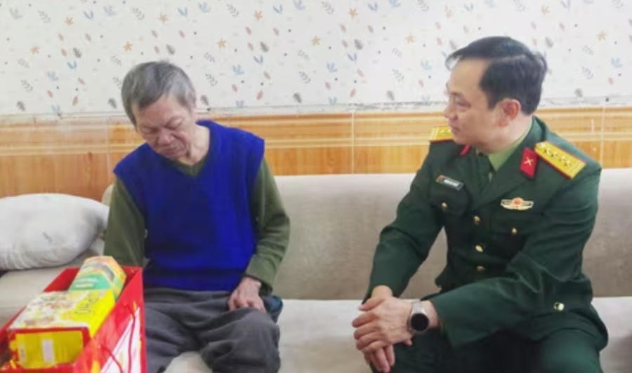 Đại tá Hoàng Văn Thuyết, Chính ủy Bộ CHQS tỉnh Quảng Ninh thăm, tặng quà gia đình chính sách.
