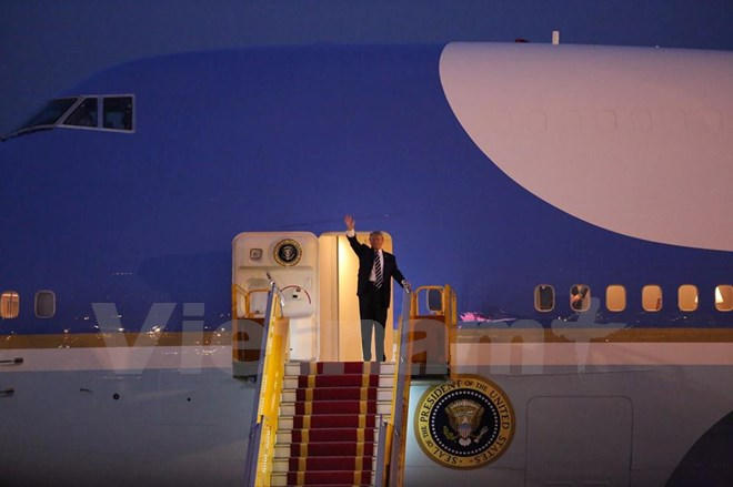 Đúng 17 giờ 40 phút, Tổng thống Hoa Kỳ Donald Trump xuất hiện và bước xuống cửa chuyên cơ Air Force One. (Ảnh: Minh Sơn/Vietnam+).