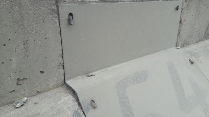 Để cố định những tấm chắn kim loại, có thể đơn vị quản lí tuyến đường đã đập cong những viên ốc lại?