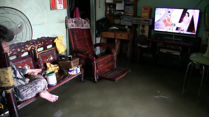 Nước ngập tràn vào tới nhà dân.