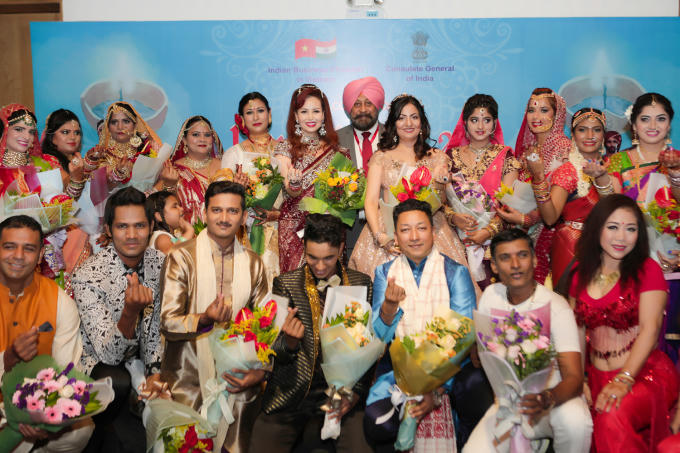 Cô đã tốt nghiệp Thạc sỹ Quản trị kinh doanh ở Học viện Công nghệ châu Á, Thái Lan. Diệu Hoa được ghi vào sách kỷ lục Việt Nam với tư cách là "Hoa hậu thông thạo nhiều ngoại ngữ nhất" khi biết 5 ngoại ngữ: Nga, Anh, Pháp, Thái Lan, Hindi.