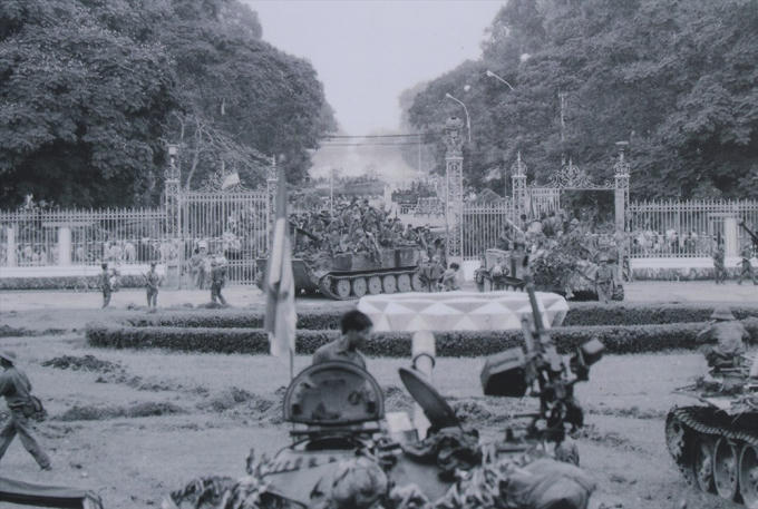 11h30 phút ngày 30.4.1975, lá cờ Mặt trận dân tộc Giải phóng miền Nam được kéo lên nóc Dinh Độc Lập, chiến dịch Hồ Chí Minh vĩ đại kết thúc thắng lợi hoàn toàn. Nhân dân Sài Gòn kéo đến chào mừng quân giải phóng ngày 30.4.1975. Ảnh tư liệu