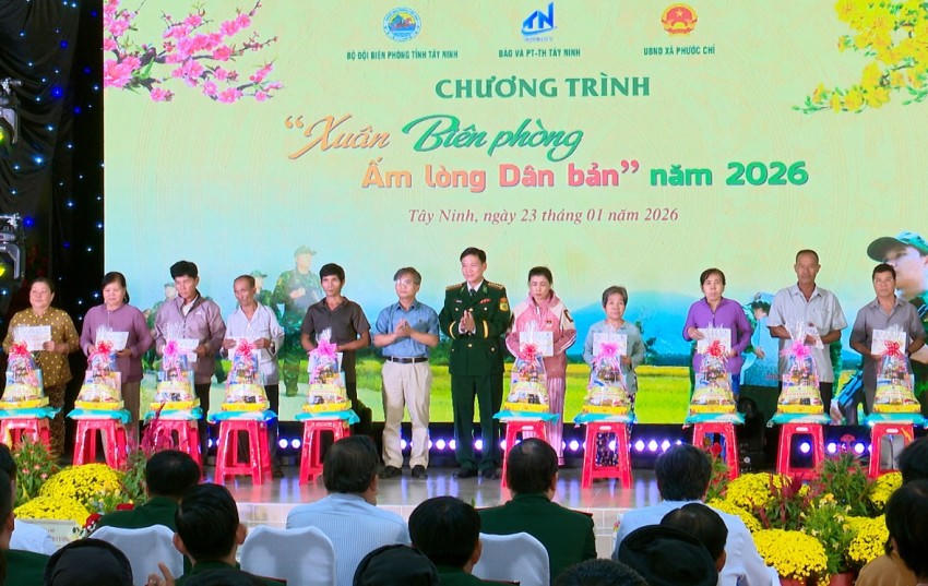 Đại tá Dương Văn Dược - Chính ủy Ban Chỉ huy Bộ đội Biên phòng tỉnh trao tặng quà đến các gia đình khó khăn tại xã Phước Chỉ