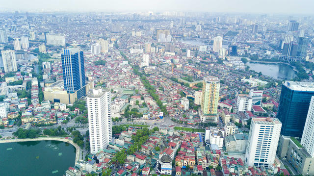 Tổng chiều d&agrave;i tuyến đường l&agrave; 2,2km, mặt cắt ngang rộng 50m. Điểm đầu giao với đường C&aacute;t Linh - La Th&agrave;nh - Y&ecirc;n L&atilde;ng tại Ho&agrave;ng Cầu, điểm cuối tại n&uacute;t giao th&ocirc;ng Voi Phục (gồm 2 cầu vượt trực th&ocirc;ng theo hướng đường v&agrave;nh đai 1 tại c&aacute;c n&uacute;t Giảng V&otilde; - L&aacute;ng Hạ v&agrave; n&uacute;t Nguyễn Ch&iacute; Thanh). Dự &aacute;n sẽ chiếm dụng gần 160.000m2 đất, trong đ&oacute; 83.000m2 đất ở của hộ d&acirc;n, 16.000m2 đất cơ quan v&agrave; gần 54.000m2 đất đường giao th&ocirc;ng. Tổng c&aacute;c hộ d&acirc;n phải giải ph&oacute;ng mặt bằng l&agrave; 2.044 hộ.