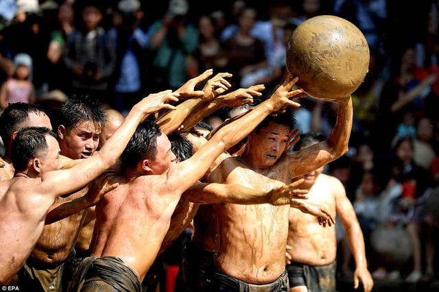 Trận cầu nước thể hiện niềm khao khát của cư dân nông nghiệp, mong mưa thuận gió hòa, mùa màng bội thu.