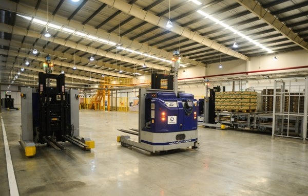 Những con robot thông minh tự vận hành trong siêu nhà máy sữa.              Các gia đình tham quan hoàn toàn tin tưởng vào chất lượng và vệ sinh của sản phẩm khi chứng kiến dây chuyền sản xuất tự động 100%.
