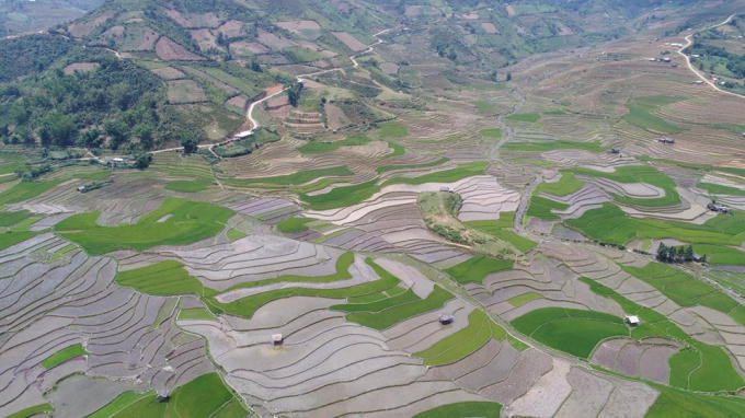 Đèo Khau Phạ là điểm bay đẹp nhất trong 10 điểm bay dù lượn đẹp của thế giới, được đầu tư quy mô với nhiều hạng mục. Có độ cao cất cánh 1270m, khoảng cách đến bãi hạ cánh 2.3km.
