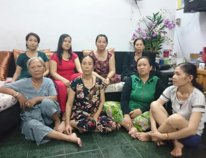 Đại diện các hộ kinh doanh tại chợ Tấn Tài phản ánh sự việc.