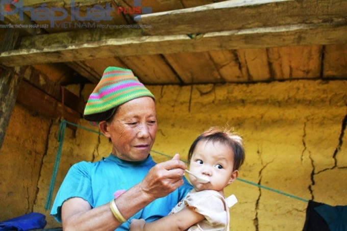 Ba anh em Sính ở cùng bà, đứa em nhỏ hơn của Sính được bà chăm bẵm. Trung thu năm nay cũng như năm ngoái, không có bánh kẹo, đèn lồng…
